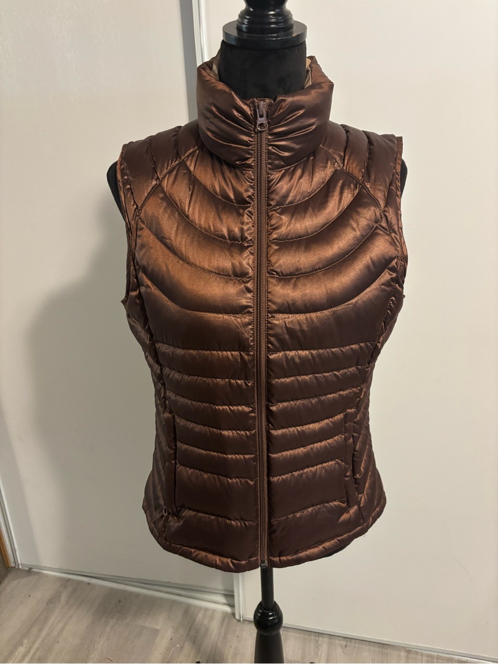 Bernardo Goose Down Vest Women’s M Brown Shiny Fall Running Hiking Winter Warmth